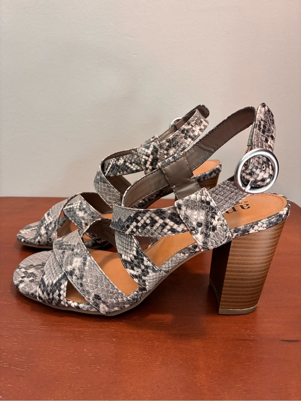 a.n.a Nadia Heels Sandals Snake Skin Print Taupe Gray Sz 7.5 New w/o Tags or Box - Picture 3 of 11